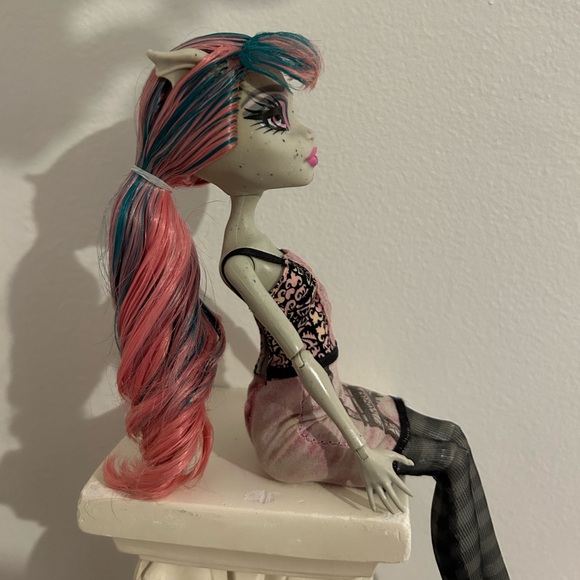 Monster High Doll Scaris Rochelle Goyle Travel Doll (G1) - Picture 5 of 6
